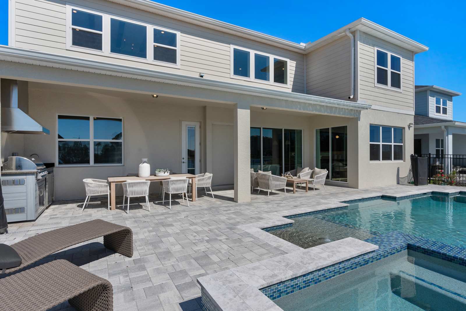 Estates at Nona Sound Patio Pool – Castell Blau