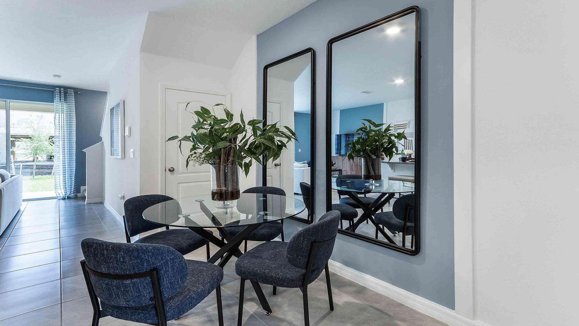 Nona West Dining Area – Castell Blau