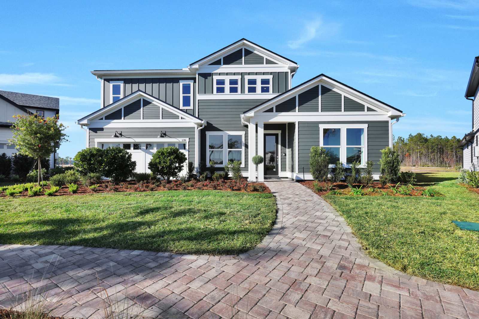 Somerset Lakes Home Exterior – Castell Blau